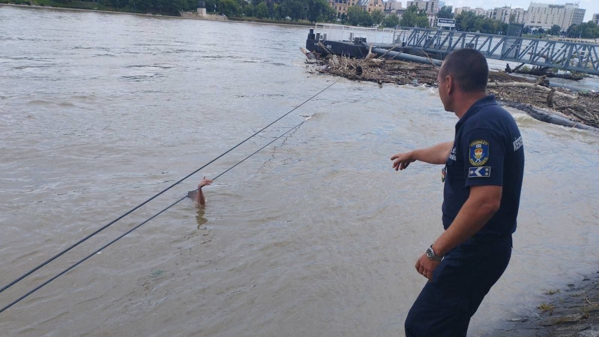 Hős rendőrök mentették ki a Dunában sodródó férfit