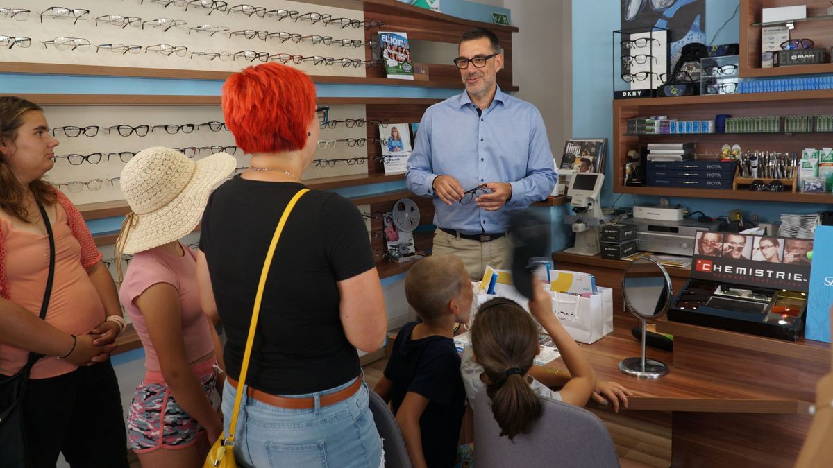 Szemüvegátadó az optikában