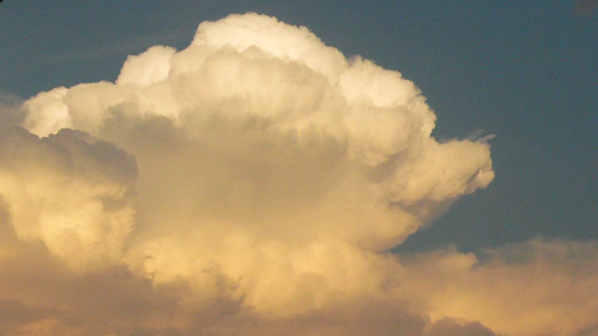 Atomfelhő árnyékában – szétterült a kovács üllője
