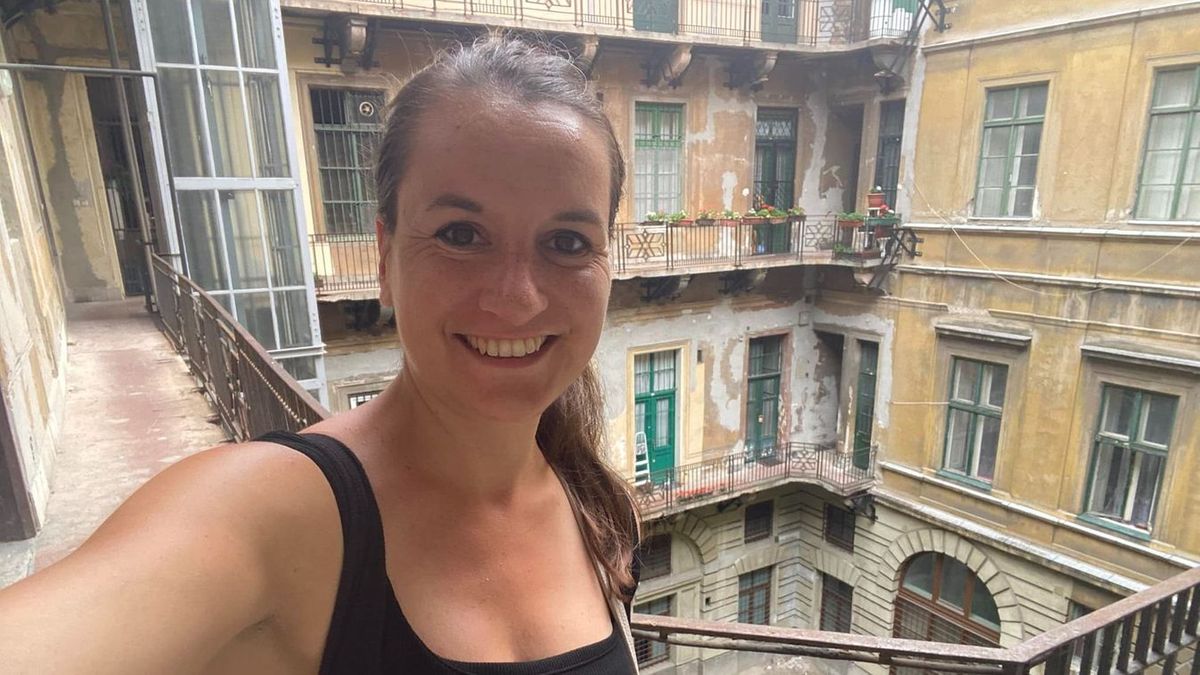 Folytatódott a baloldali plakátrongálás, most Juhász Péter képviselője randalírozott Budapesten
