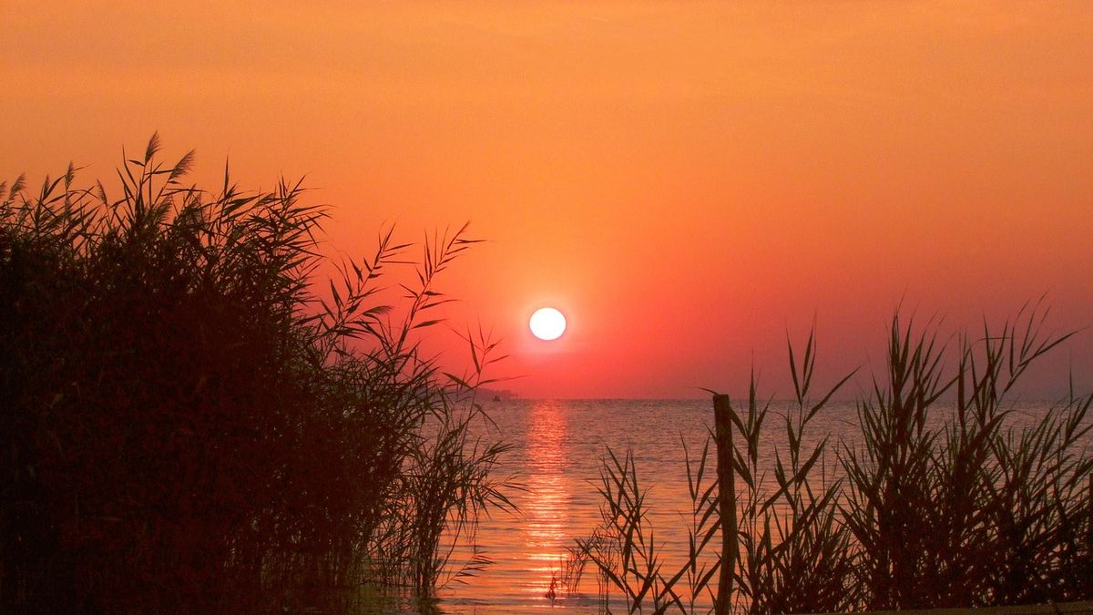 Felgyúlnak a reflektorfények a Balaton-parton