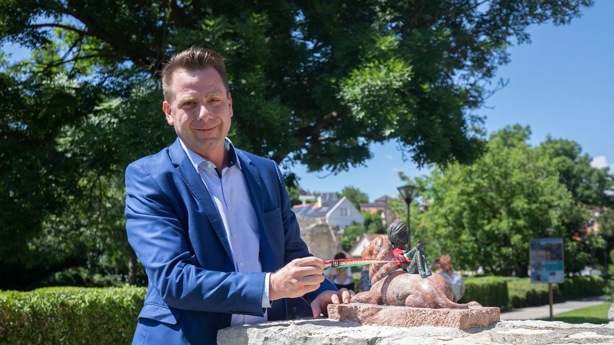 Magyar mezeket húztak a veszprémi miniszobrok