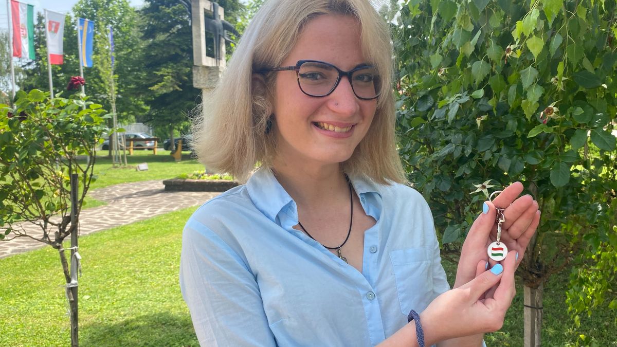 Hebling Róza először szavazott – Felállva köszöntötték és megajándékozták
