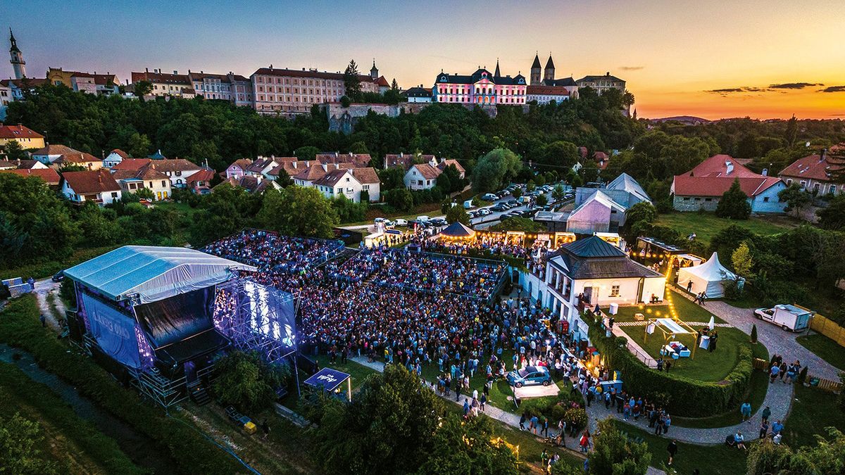 Ma este kezdődnek a VeszprémFest nagyszínpadi produkciói