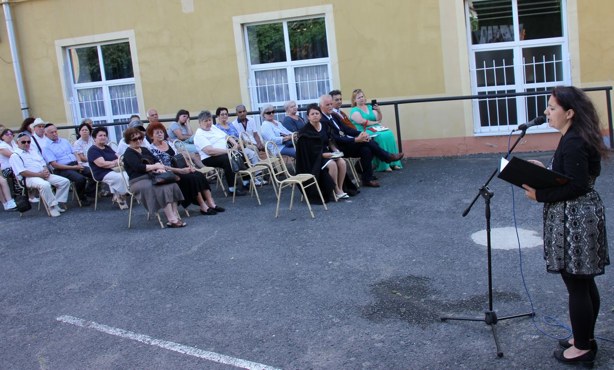 Csapó Hajnalka a sümegi zsidóság megrázó történetét ismertette a megemlékezésen