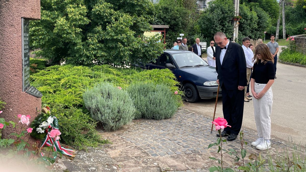 Hősök napja-megemlékezés Lovason