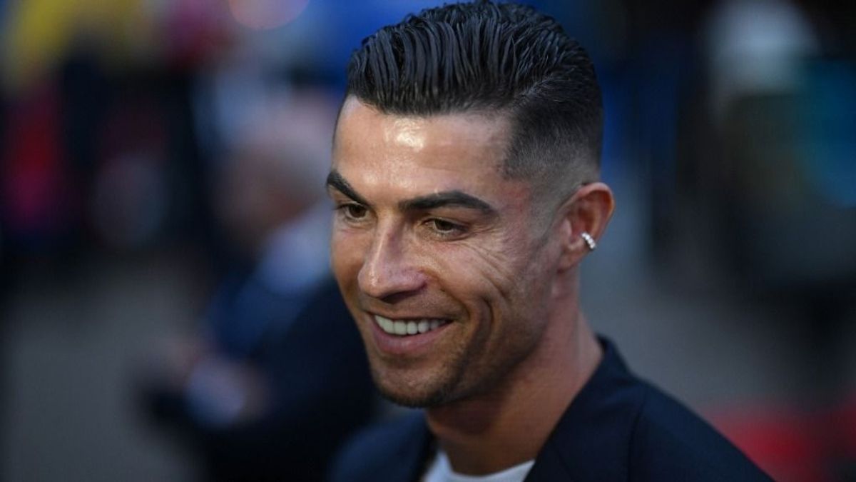 Megérkezett Ronaldo: a szurkolók áttörték a biztonsági korlátokat (videó)