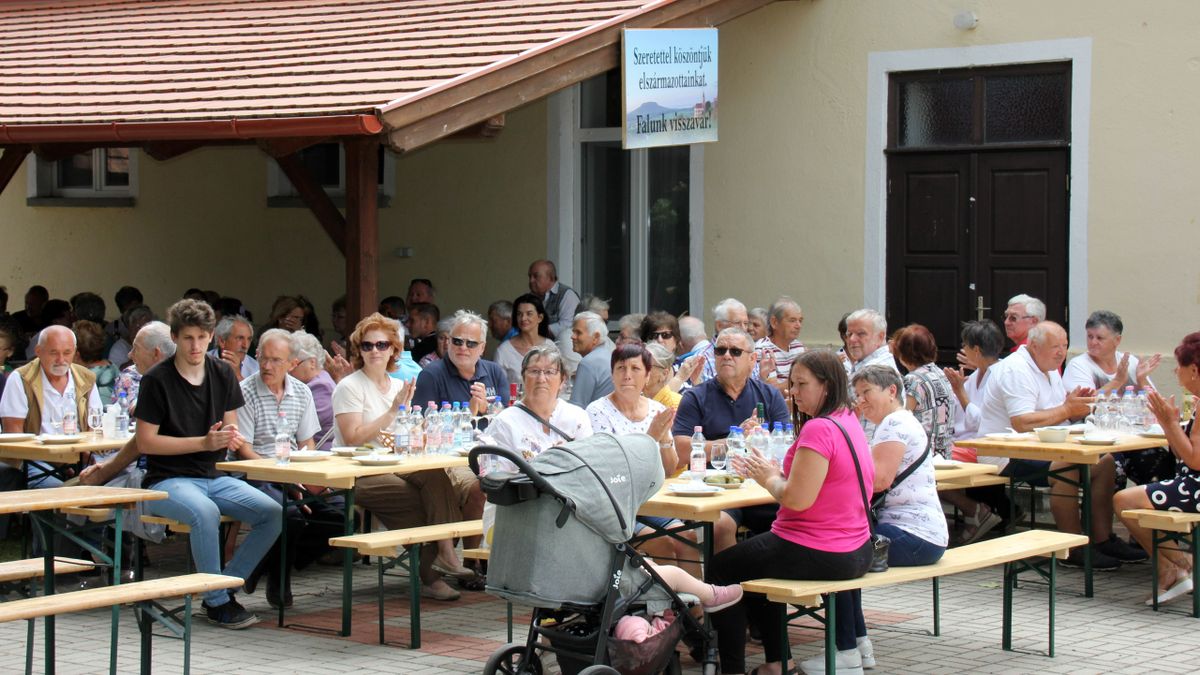 Elszármazottak találkozója a hegy lábánál