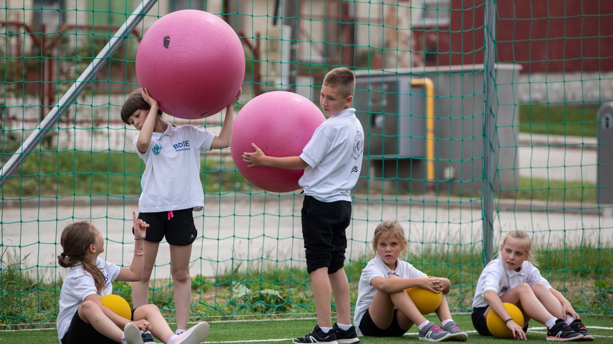 Új műfüves focipályán rúghatják a bőrt Nemesvámoson (videó, galéria)