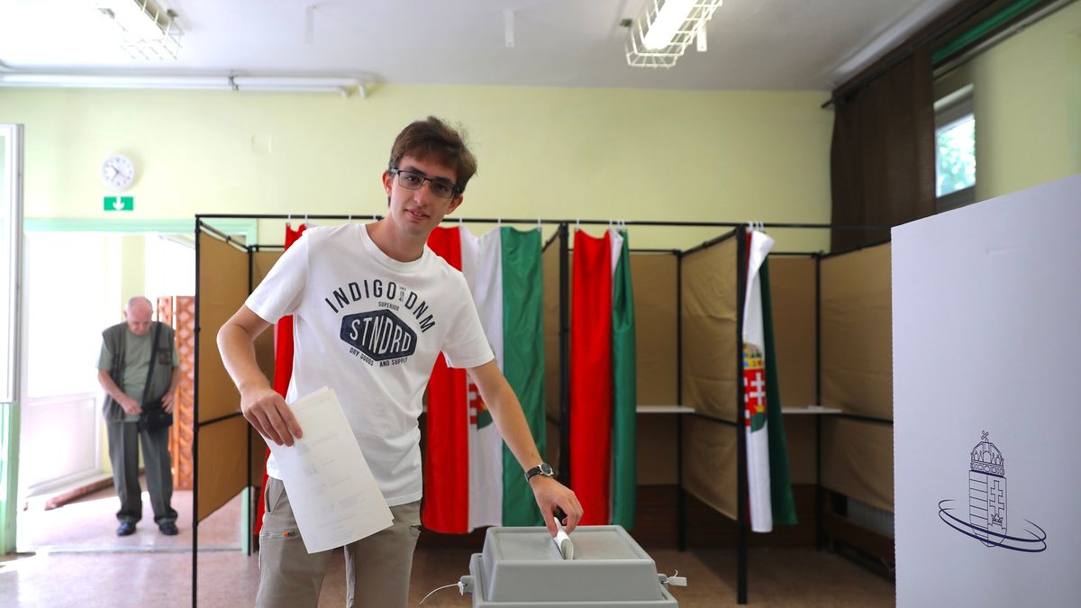 Legelső „első választó” a szavazókörben – ő képben van