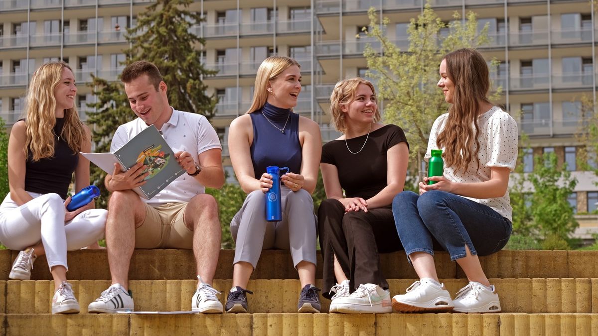 Sorrendmódosítás: térítésmentes koli, gólyapénz is várja a pécsi orvosisokat és gyógyszerészeket