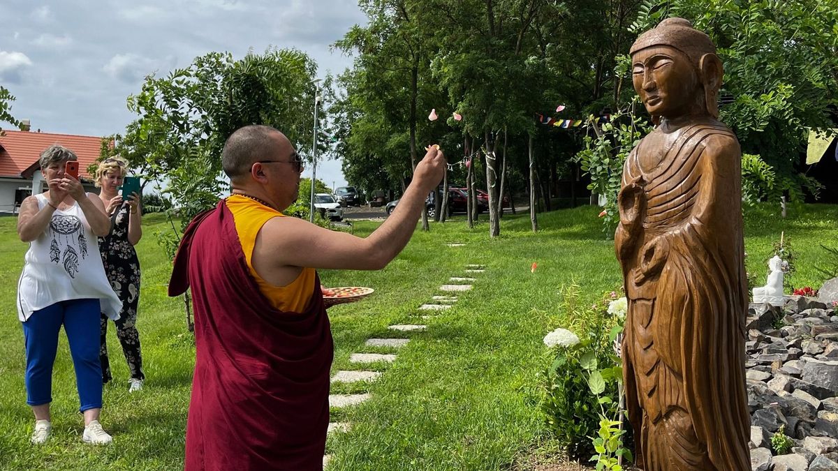 Buddha-szobrok őrzik a jurtát Tapolcán