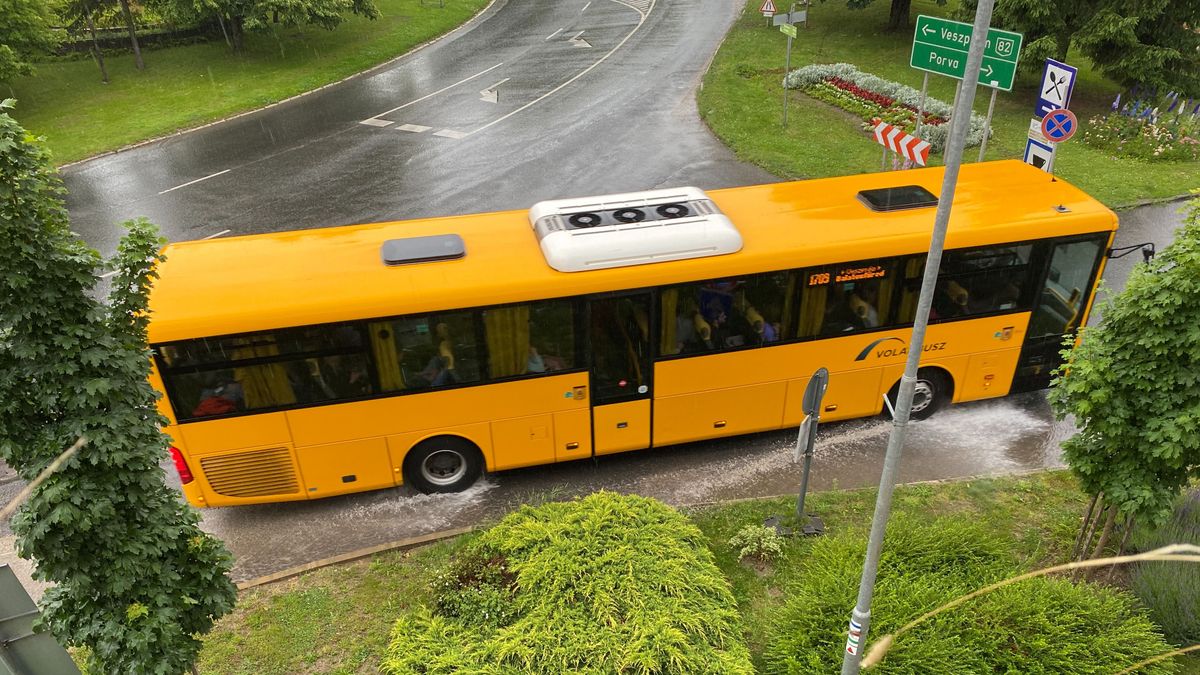 Zuhéban szinte vízibusszá változott pár jármű a Bakonyban (videó)