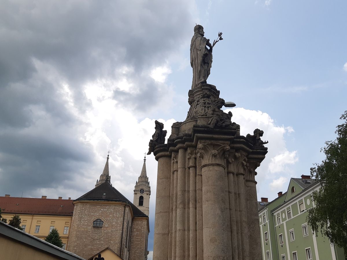 Szent Imre szobra Zirc legrégebbi emlékműve, ugyanis az ősi, lerombolt ciszterci templom épen megmaradt oszloppillérére került. Ennek a pillérkötegnek az alaprajza látható egyébként a város címerén