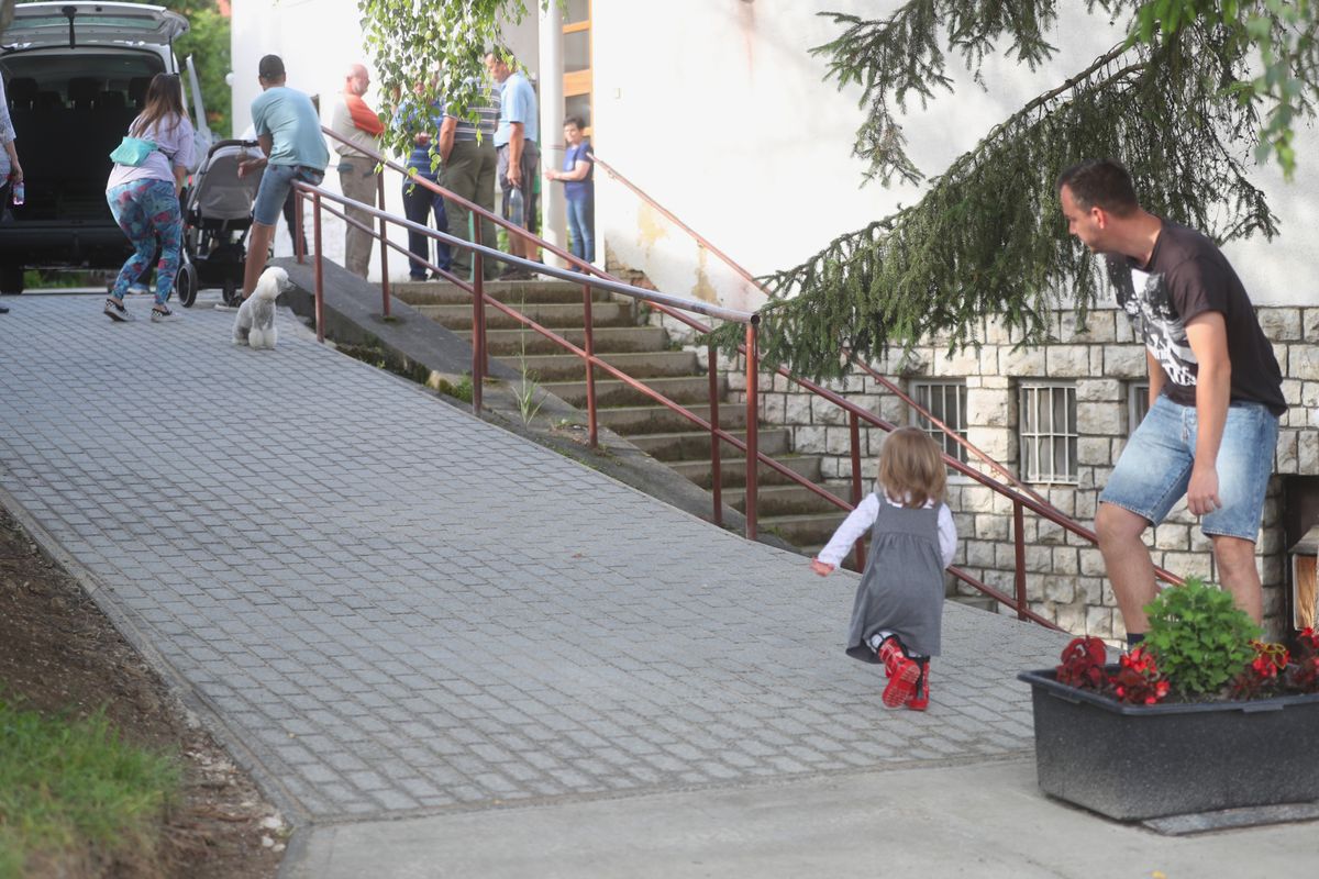 Az új feljáró gyalog is, gépjárművel is könnyebbé teszi a faluház megközelítését