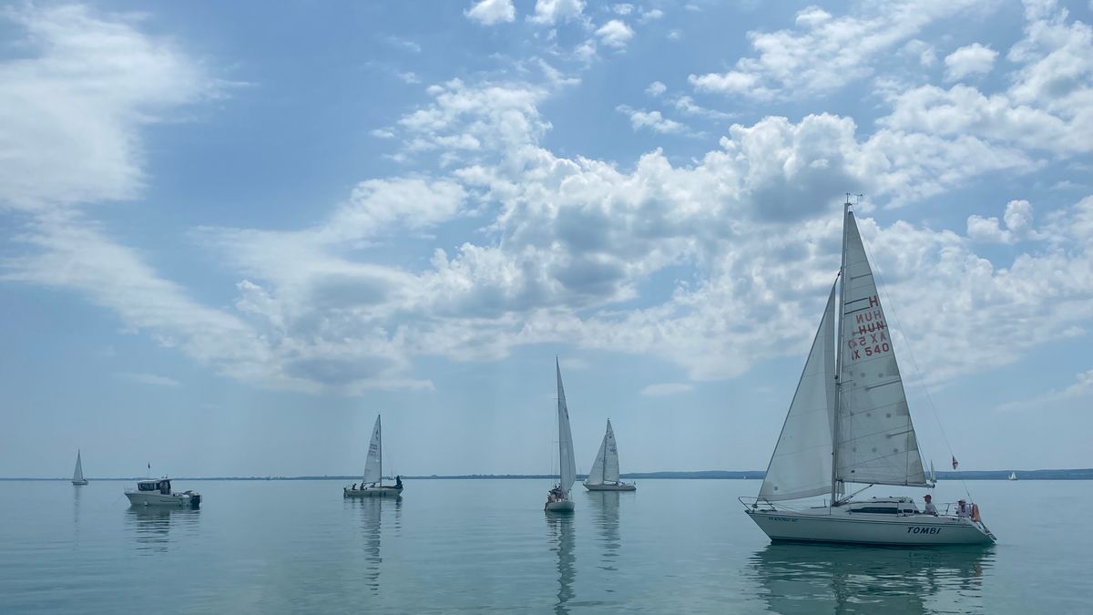 Lenyűgöző élmény vízen: Versenyeztünk egy magyar gyártású vitorlással a Balatonon