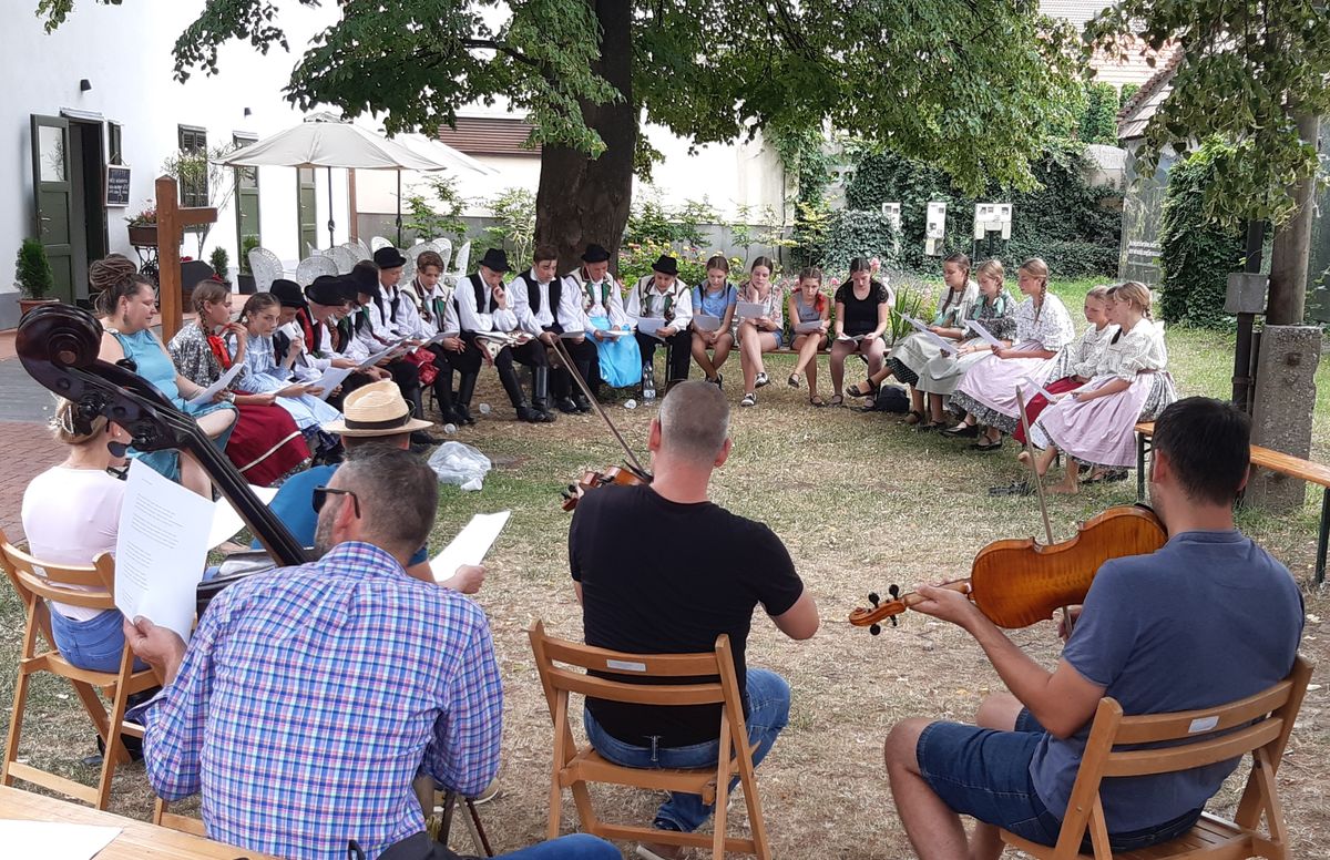 Az idei Zirci Folkon a délutáni nyitott családi programok közönsége a közös daltanulások, a hangszerbemutatók, a múzeumpedagógiai programok, az előadások mellett betekintést nyer a térségre jellemző mesterségek és a bakonyi gasztronómia rejtelmeibe. Képünk egy korábbi zirci fesztiválon készült 