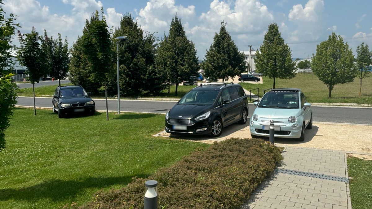 Így parkoltok ti – Nemesvámoson a füvön