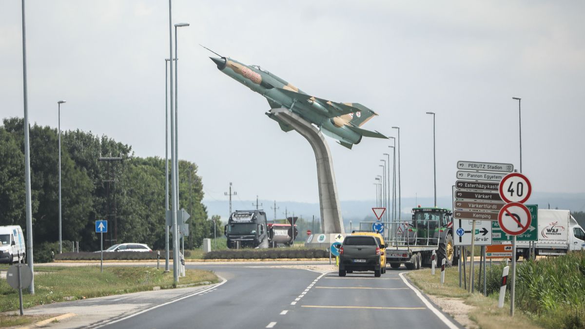 A MiG-21-es, amelyik az ég felé hagyja el a körforgalmat (képgaléria)