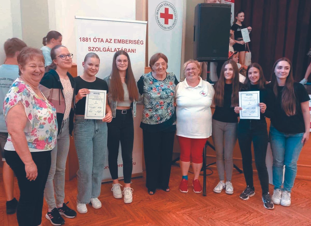 A két győztes tapolcai csapat tagjai oklevéllel a kézben, a szervezőkkel együtt az Országos Csecsemőgondozási Verseny eredményhirdetésén
