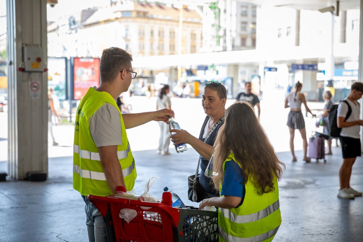 Vizet osztanak az utazóknak a hőségben. Veszprémben a vasút- és az autóbusz-állomáson is