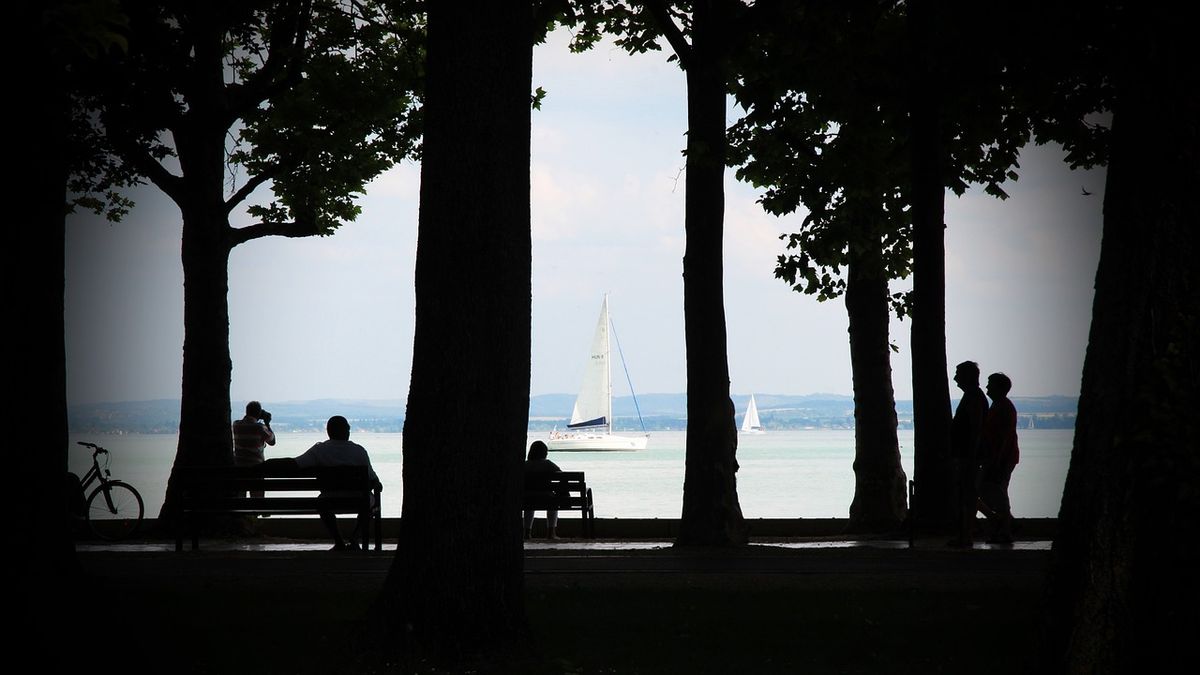 Nyaraljunk a Balatonnál! - Egy régi szlogen nyomában