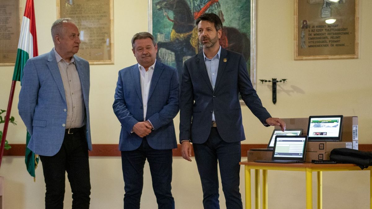 Új notebookok a várpalotai diákoknak