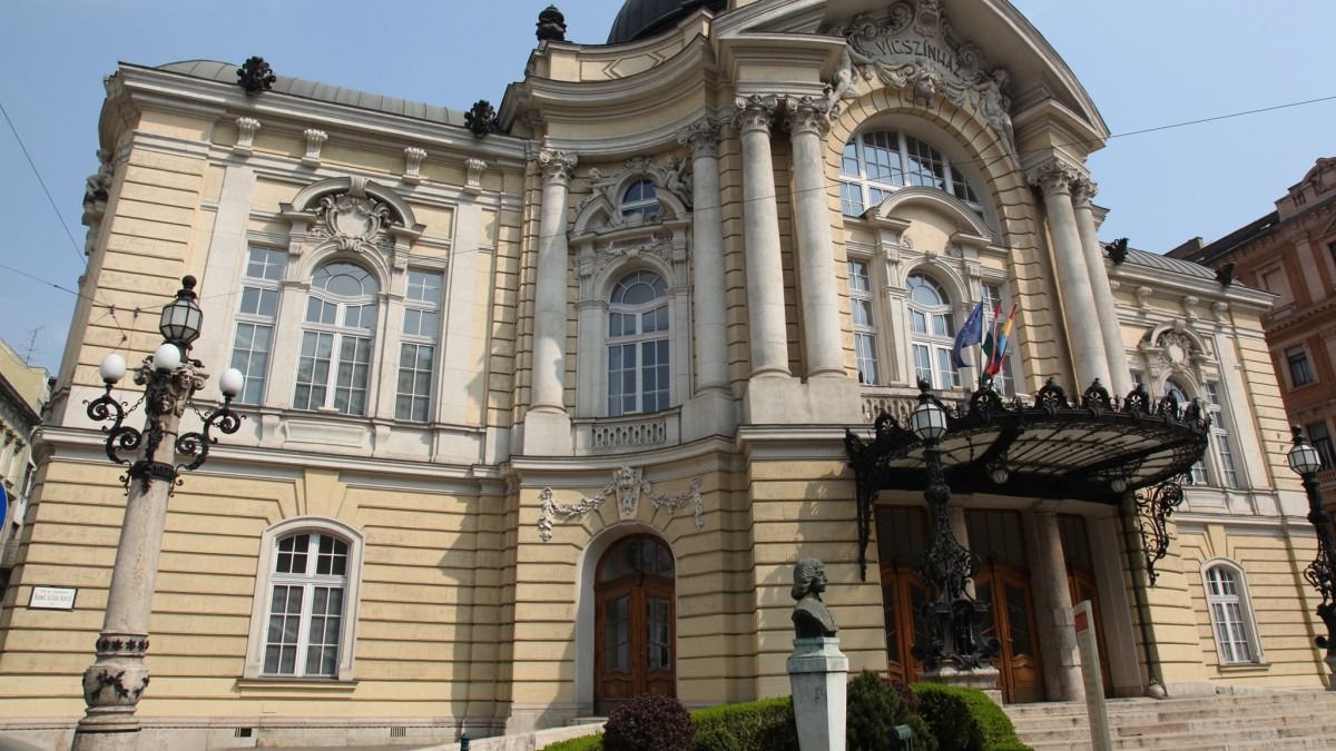 Újabb részletek derültek ki a Vígszínházban történt balesetről, 5 métert zuhant a színész