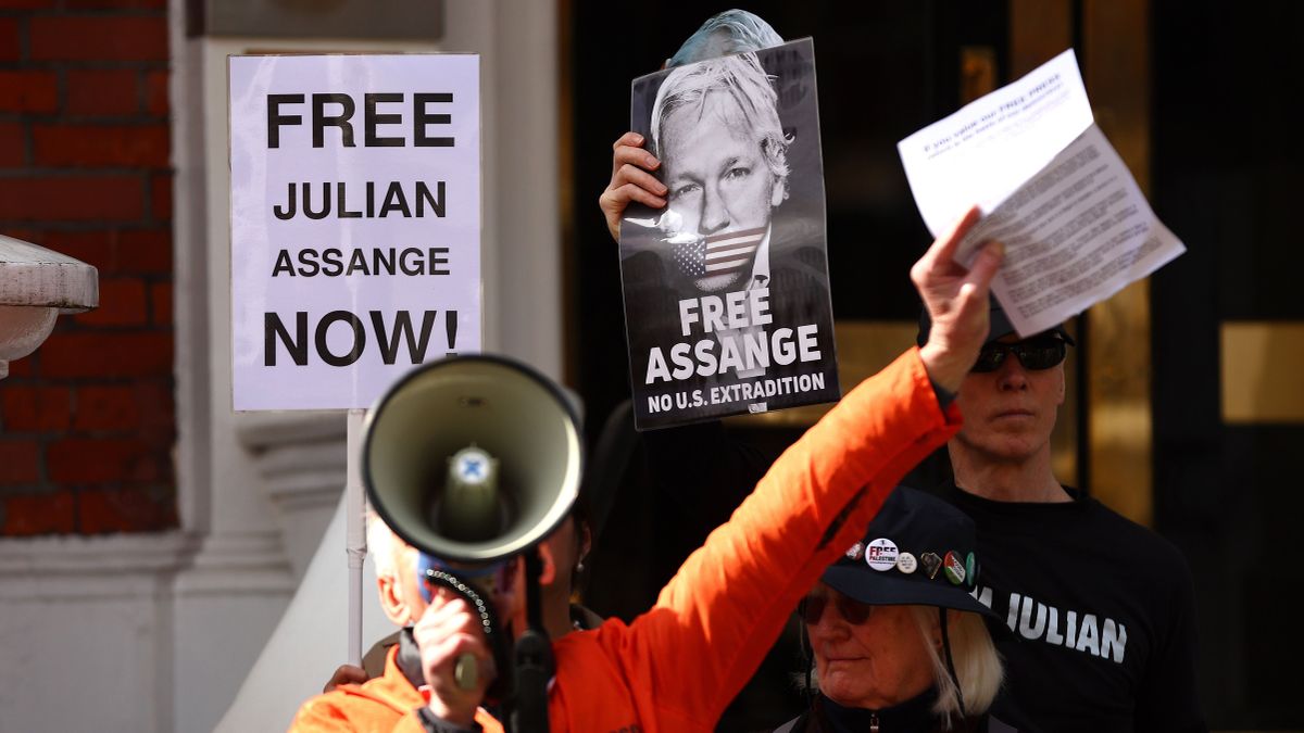 Julian Assange bevallotta, hogy bűnös, ezért kiengedték a börtönből