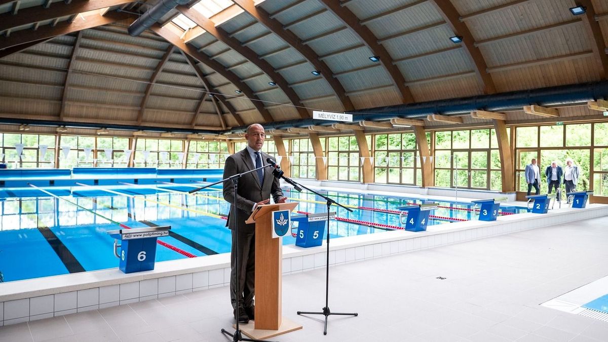 Tanuszodát adtak át Rétságon, olimpiai bajnok is körbejárta