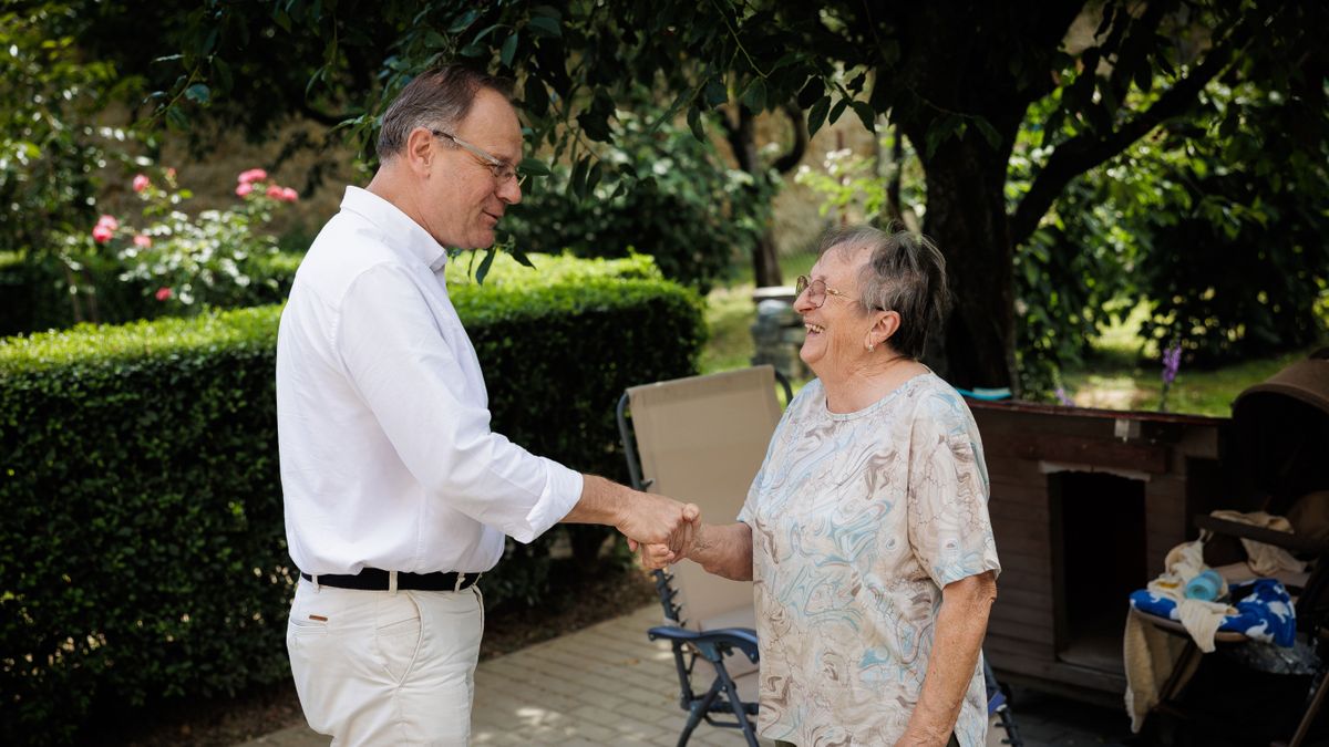 Navracsics Tibor személyesen keresi fel az embereket