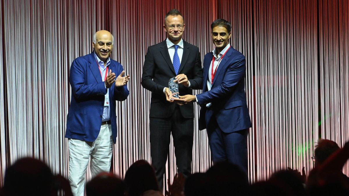 Szijjártó Péter: egyfajta "angyali kört" alkotnak az autógyártók és a beszállítók beruházásai (videó)