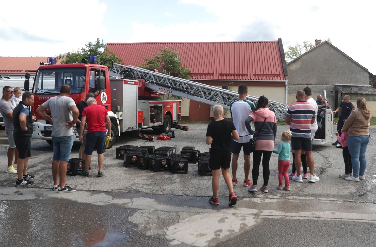 Nagy sikere volt a tűzoltóautónak és a  rekeszmászásnak