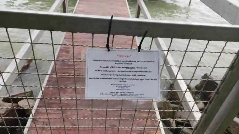 A Balatonon évek óta tilos kaput vagy kerítést tenni a közterületről vízbe vezető stégekre