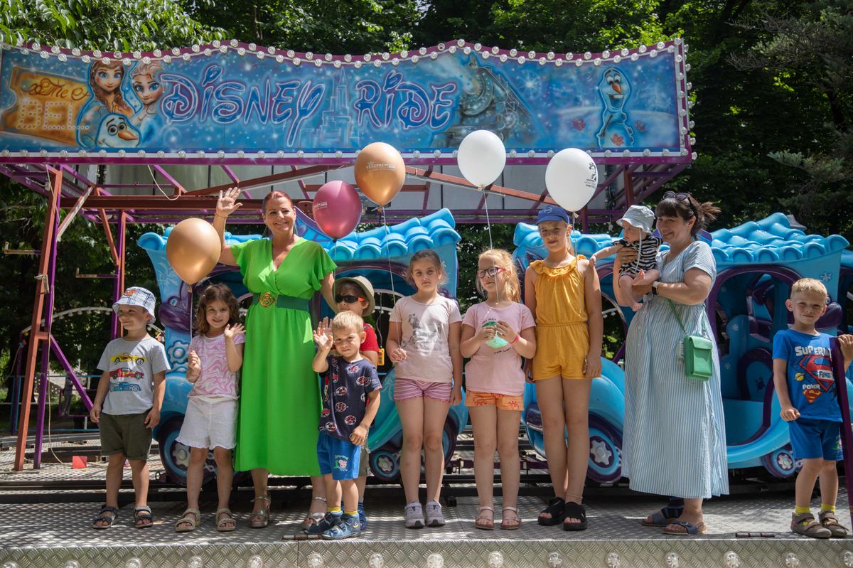 Ringlis kicsiknek, nagyoknak, Disney kisvonat, cukorkaárus - péntek délelőtt megnyílt a gyermeksziget és a varázslatos vidámpark a színházkertben