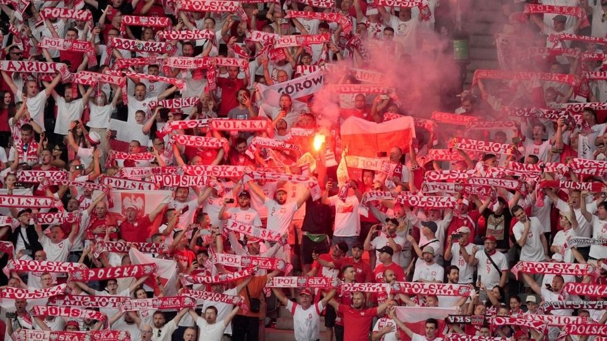 Katasztrófaközeli állapotok uralkodtak a lengyel–osztrák meccsen, egy szurkoló leesett a lelátóról (videó)
