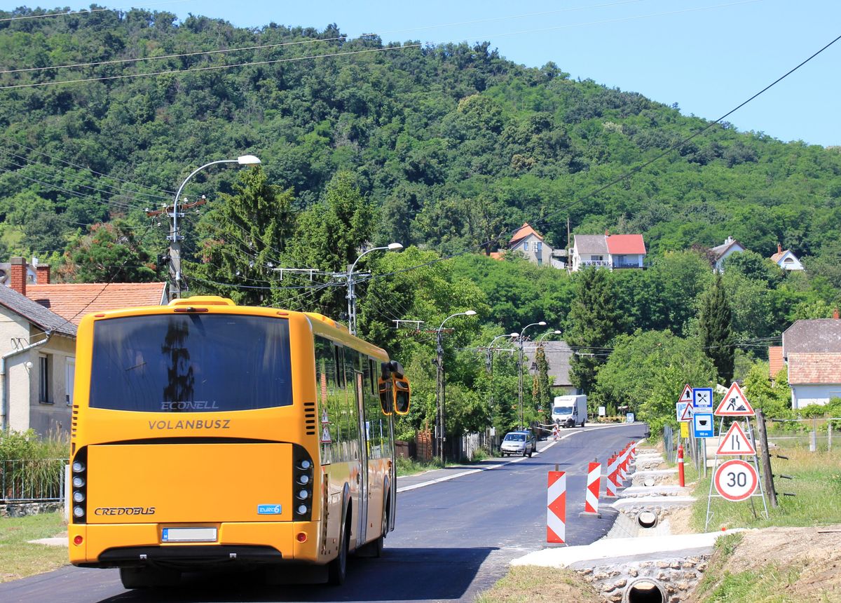 Elkészült Szigligeten az Iharos utca egy szakaszának burkolatfelújítása, így mostantól jó minőségű úton haladhatnak a járművek