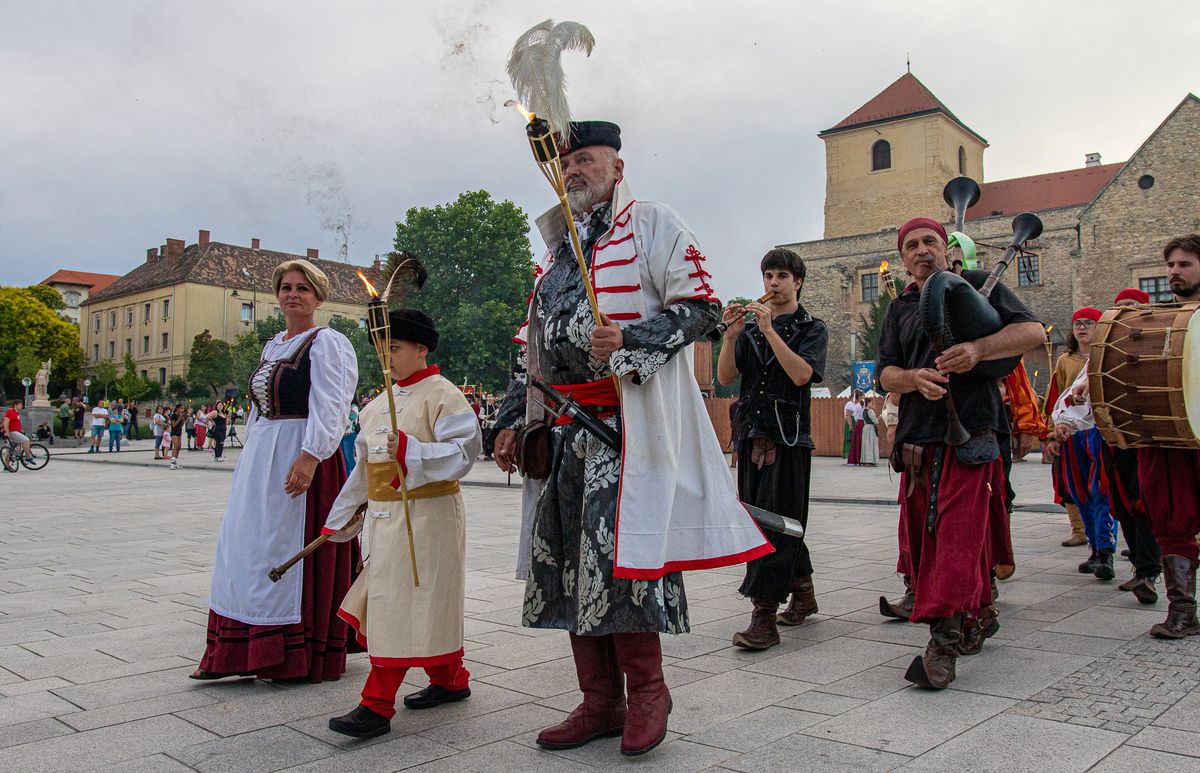 Thury kapitány vezetésével fáklyás felvonulást tartottak Várpalota belvárosában a hagyományőrzők