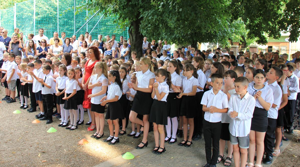 A Tapolcai Bárdos Lajos Általános Iskola idei tanévzáró ünnepségén 402 gyerek vette kézbe az elmúlt tíz hónap munkájának gyümölcsét