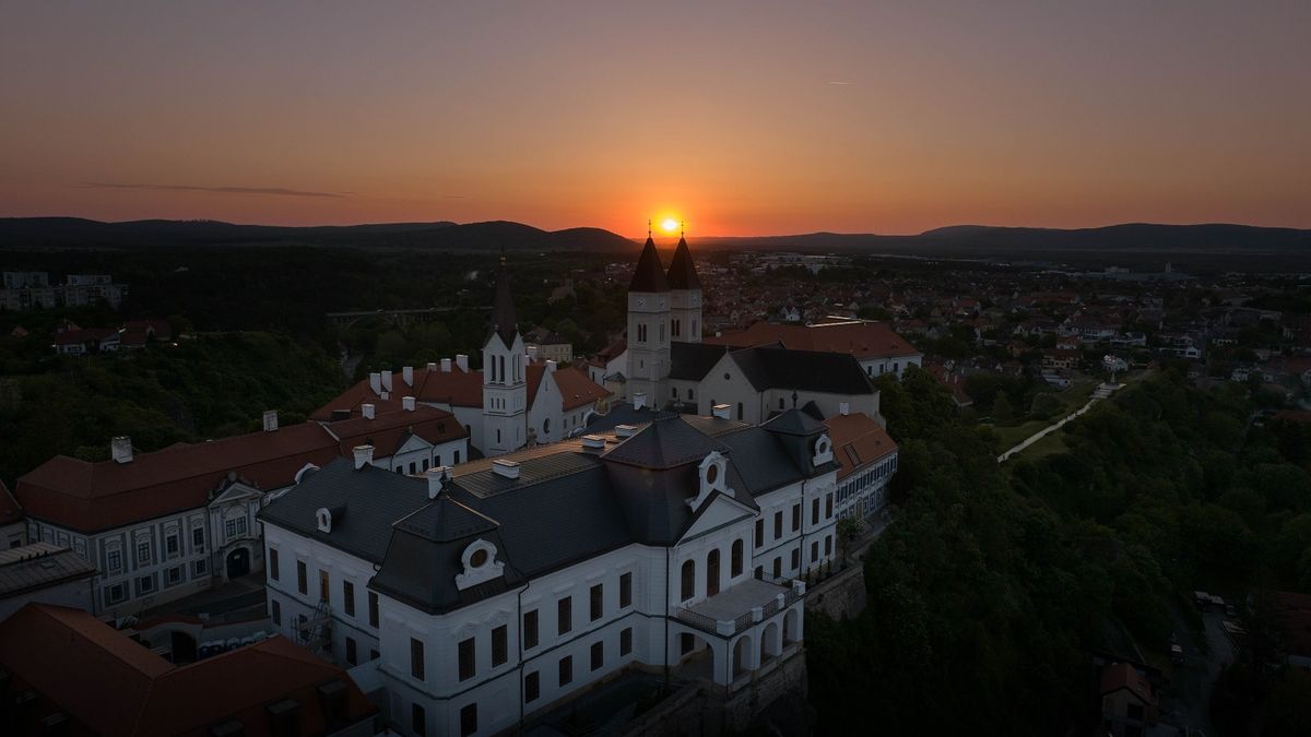 Jövő nyáron megnyitják a látogatók előtt a megújuló veszprémi várnegyed több épületét