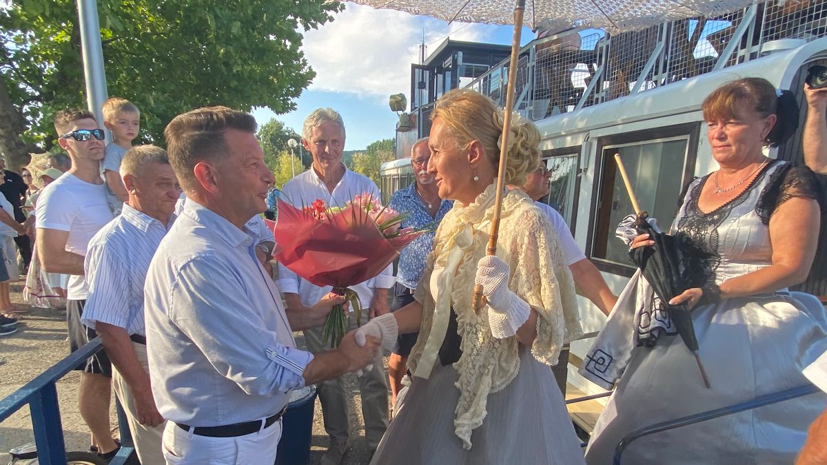 Irodalmi bablevesmurit rendeztek a Balatonnál