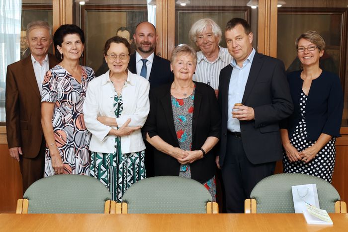 Baráti hangulatú ceremónián adományozta a méltó ajándékot az egyetemnek Tímár Vera (középen)