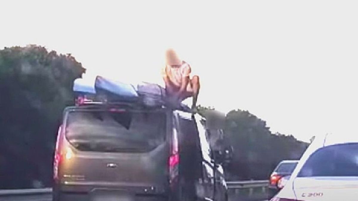 Menet közben mászott az autója tetejére egy férfi, hogy megigazítsa a rakományt