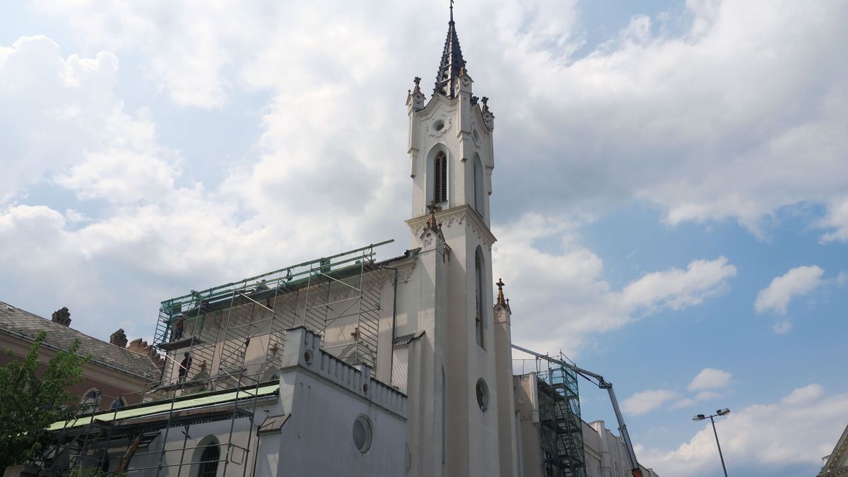 Felújítás – héjazatcserét végeznek a templomtetőn