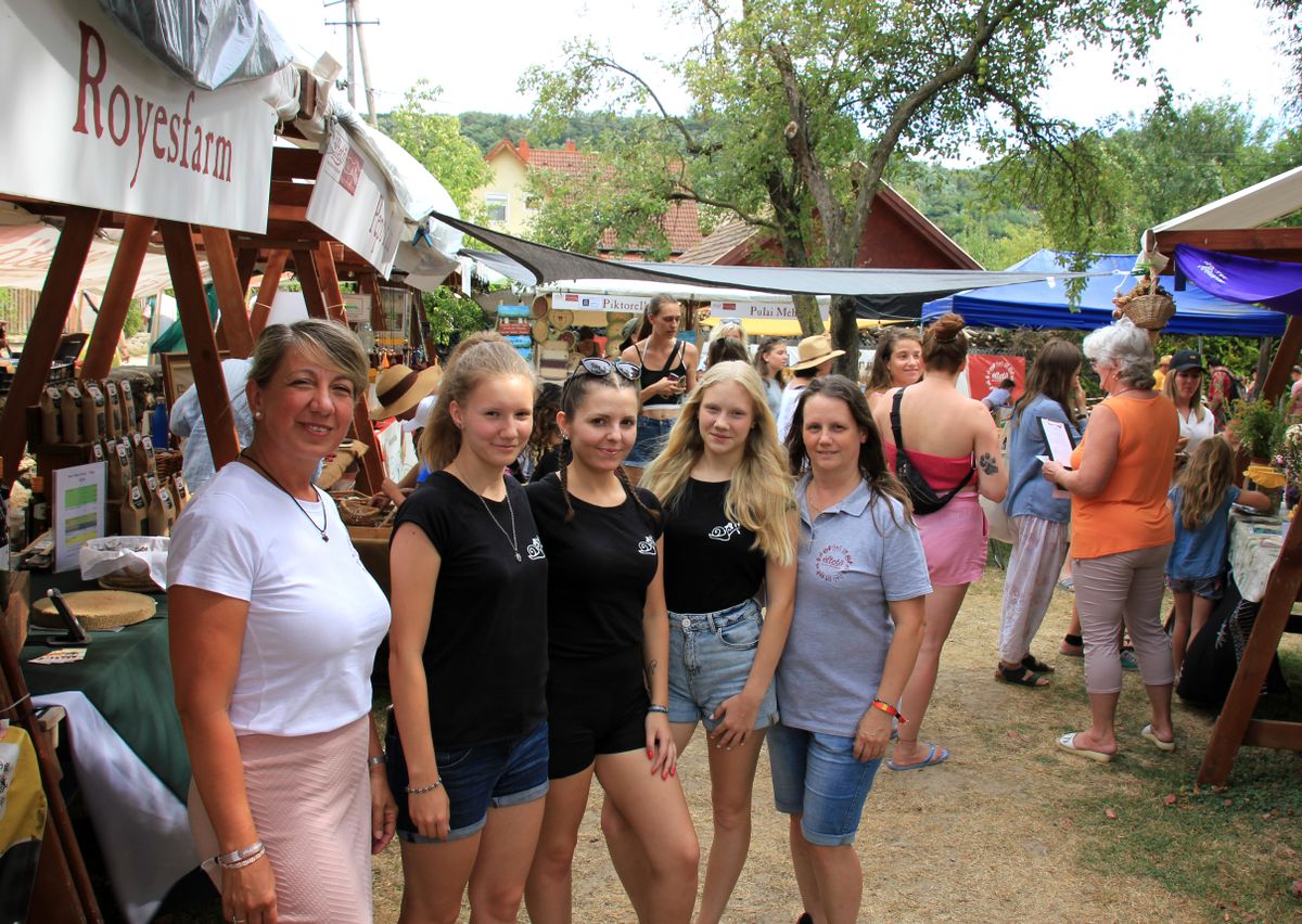 Az Éltető Balaton-felvidékért Egyesület idén is sok érdekességgel, programmal várta az érdeklődőket a Művészetek völgyében. A képen az önkéntes segítőkkel kiegészült stáb látható