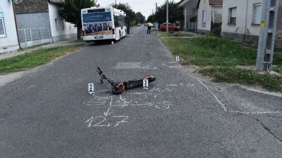 Életveszélyes sérüléseket szenvedett egy tinédzser, amikor rollerrel egy busznak ütközött