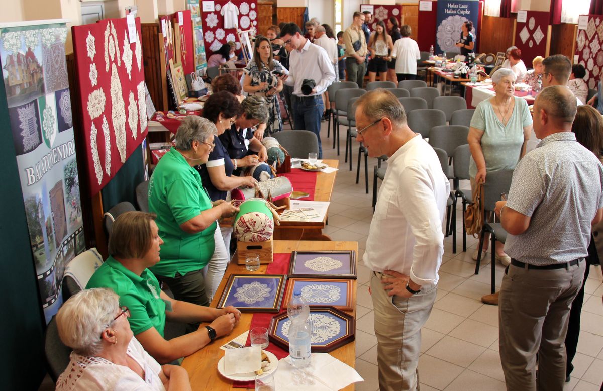 Nemeshany nem véletlenül híres a csipkéjéről, erről a szombaton Navracsics Tibor közigazgatási és területfejlesztési miniszter is meggyőződhetett