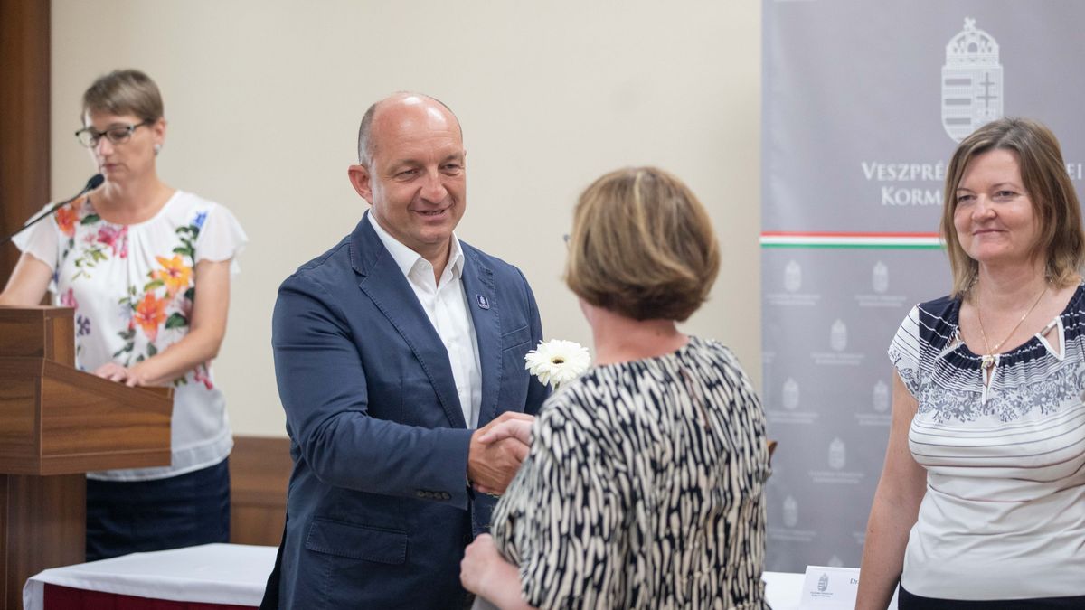 Átadták a kormánytisztviselők okleveleit (képgaléria)