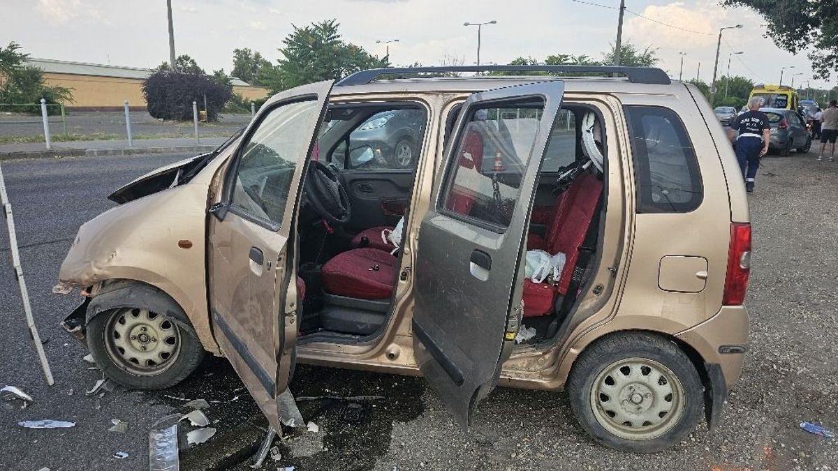 Gyerekével a kocsijában száguldozott egy ámokfutó Pest vármegyében, súlyosan megsérült a kisbaba