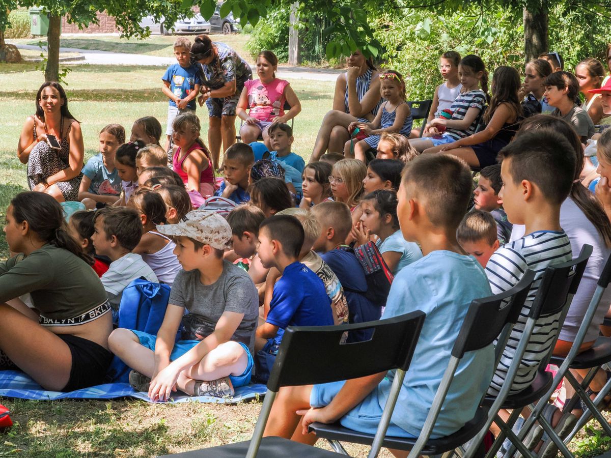 A sorozat programjain a napközis táborba járó gyerekek mindig részt vesznek